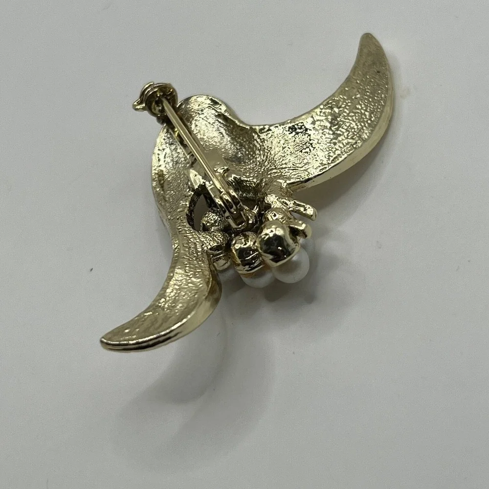 Vintage‎ Flower Brooch Faux Pearl and Brushed Gold Tone Pin